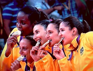 Meninas do Vôlei do Brasil recebem o Ouro em Londres Meninas do Vôlei do Brasil recebem o Ouro em Londres