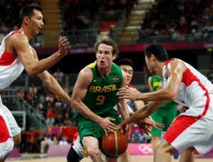 Basquete e dupla masculina do vôlei vencem e seguem na briga por medalha Basquete e dupla masculina do vôlei vencem e seguem na briga por medalha