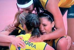 Com jogo de gala, meninas do vôlei emocionam o Brasil com o ouro Com jogo de gala, meninas do vôlei emocionam o Brasil com o ouro