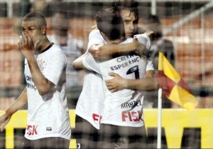 No Pacaembu Corinthians vence o Internacional pelo Brasileirão No Pacaembu Corinthians vence o Internacional pelo Brasileirão