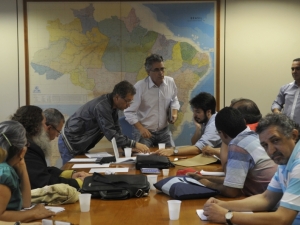 Governo encerra negociações e dá prazo até terça-feira para assinatura de acordos com grevistas