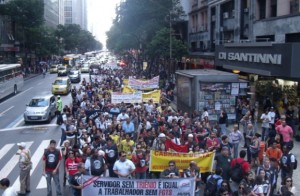 Manifestação de professores e estudantes da Uerj acaba em confronto com policiais militares Manifestação de professores e estudantes da Uerj acaba em confronto com policiais militares