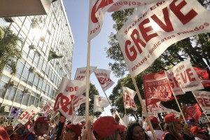 Servidores federais em greve fazem manifestação na Esplanada dos Ministérios Servidores federais em greve fazem manifestação na Esplanada dos Ministérios