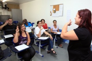 Faetec abre a primeira turma do curso de Língua Brasileira de Sinais Faetec abre a primeira turma do curso de Língua Brasileira de Sinais