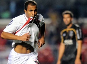 Lucas volta ao time do São Paulo e ajuda sua equipe a vencer depois de três rodadas Lucas volta ao time do São Paulo e ajuda sua equipe a vencer depois de três rodadas