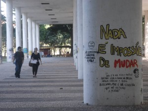 Apesar do acordo do governo com a Profies, professores da UFRJ decidem manter greve Apesar do acordo do governo com a Profies, professores da UFRJ decidem manter greve
