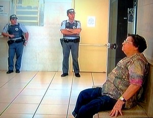 Vovó revoltada com desconto em conta invade agência bancária com revolver e ameaça gerente Vovó revoltada com desconto em conta invade agência bancária com revolver e ameaça gerente