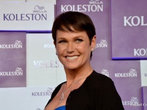Xuxa pinta o cabelo e fica morena por duas semanas em troca de 2 milhões Xuxa pinta o cabelo e fica morena por duas semanas em troca de 2 milhões