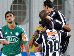 Atlético-MG vence o Palmeiras e segue na cola do Fluminense