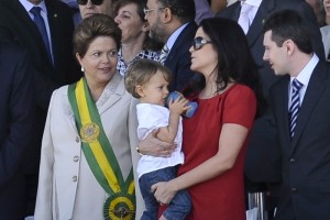 Ao lado de Dilma, acompanham o desfile a filha Paula, o marido dela, Rafael Covolo; e o neto Gabriel Ao lado de Dilma, acompanham o desfile a filha Paula, o marido dela, Rafael Covolo; e o neto Gabriel