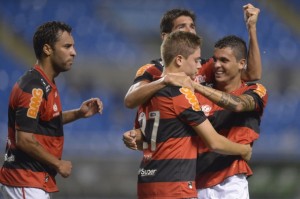 Com um golaço do garoto Adryan, Flamengo empata com o Grêmio em 1 a 1. Com um golaço do garoto Adryan, Flamengo empata com o Grêmio em 1 a 1.