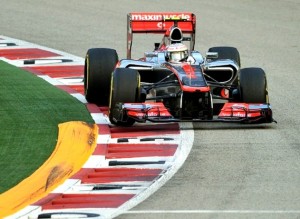 Lewis Hamilton fica com a pole position no treino noturno em Cingapura Lewis Hamilton fica com a pole position no treino noturno em Cingapura