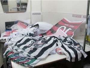 Polícia Civil apreende produtos piratas no entorno dos Estádios do Engenhão e de São Januário Polícia Civil apreende produtos piratas no entorno dos Estádios do Engenhão e de São Januário