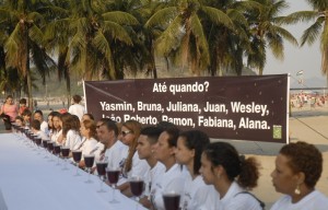 O movimento Rio de Paz, realiza nas areias da praia de Copacabana, ato público em memória das vítimas de balas perdidas em operações policiais no Rio de Janeiro entre 2007 e 2012 O movimento Rio de Paz, realiza nas areias da praia de Copacabana, ato público em memória das vítimas de balas perdidas em operações policiais no Rio de Janeiro entre 2007 e 2012