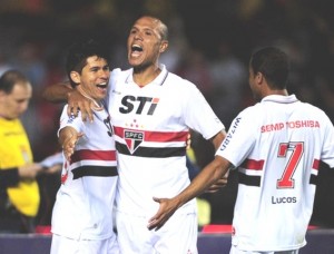 São Paulo vence a Portuguesa e entra na luta pelo G4 São Paulo vence a Portuguesa e entra na luta pelo G4
