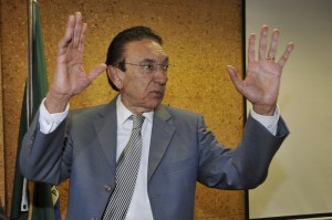 Ministro Edison Lobão afasta-se do cargo para tratamento de saúde