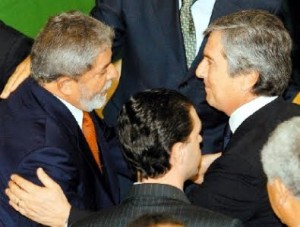 No palanque Lula fala mal de Collor, mas conta com ele como aliado político e no Nordeste elogia o ex-presidente No palanque Lula fala mal de Collor, mas conta com ele como aliado político e no Nordeste elogia o ex-presidente