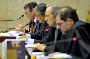 STF retoma julgamento do mensalão sobre item que se refere à lavagem de dinheiro STF retoma julgamento do mensalão sobre item que se refere à lavagem de dinheiro