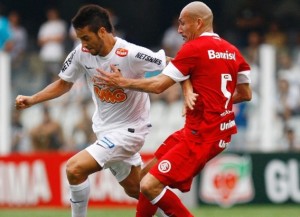 Em jogo equilibrado, Santos empata em 1 a 1 com Internacional na Vila Belmiro Em jogo equilibrado, Santos empata em 1 a 1 com Internacional na Vila Belmiro