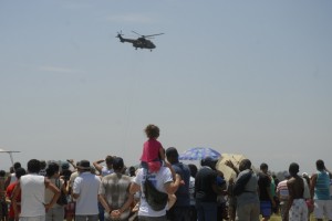 Milhares de pessoas enfrentam trânsito e calor para ver show da FAB no Rio Milhares de pessoas enfrentam trânsito e calor para ver show da FAB no Rio