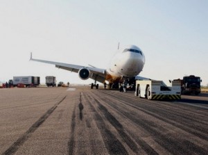 O avião cargueiro MD-11 que quebrou na pista do aeroporto de Viracopos é retirado O avião cargueiro MD-11 que quebrou na pista do aeroporto de Viracopos é retirado