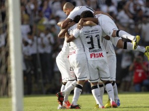 Com gol no final do jogo, Corinthians vence por 2 a 0 em Taguatinga Com gol no final do jogo, Corinthians vence por 2 a 0 em Taguatinga