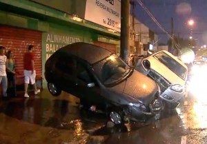 Chuva forte em Belo Horizonte empilhou carros pelas ruas Chuva forte em Belo Horizonte empilhou carros pelas ruas