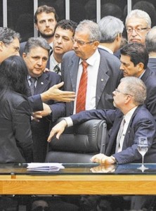 Deputados entram com pedido de liminar no STF para suspender tramitação do projeto dos royalties Deputados entram com pedido de liminar no STF para suspender tramitação do projeto dos royalties