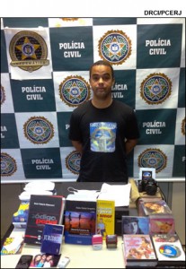 JPolícia Civil apresenta pedófilo que aliciava menores em site de relacionamento Polícia Civil apresenta pedófilo que aliciava menores em site de relacionamento