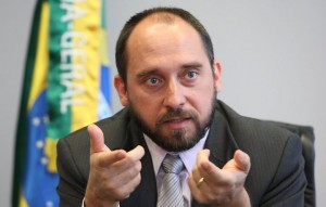 De acordo com Luís Inácio Adams, advogado-geral da União, a AGU cobrará dinheiro desviado se STF determinar De acordo com Luís Inácio Adams, advogado-geral da União, a AGU cobrará dinheiro desviado se STF determina