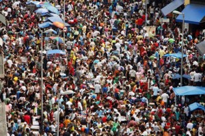 Rua 25 de Março registra movimento intenso na véspera do Natal