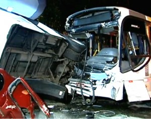Acidente entre dois ônibus faz 30 feridos em Engenho de Dentro no Rio de Janeiro