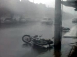 Ciclone com chuva e vento forte causa transtorno em Itaperuna
