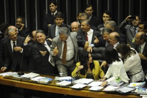 Em clima tenso e marcado por bate-boca, senadores e deputados se reúnem em sessão conjunta do Congresso Nacional