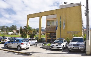 Homem detido saca arma e atira contra policiais em Itatiaia no Rio de Janeiro