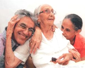 Dona Canô com os filhos: Caetano Veloso e Maria Bethânia