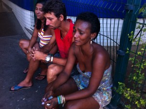 Pais (de azul e vermelho) aguardam notícias sobre Adrielly, de 10 anos, atingida por bala perdida na noite de Natal (Foto: Marcelo Ahmed/G1)