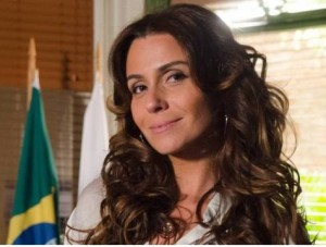 Delegada de Salve Jorge descobre que Wanda está envolvida em tráfico humano