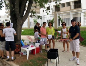 Compradores manifestam em Niterói contra construtora que não entrega apartamentos