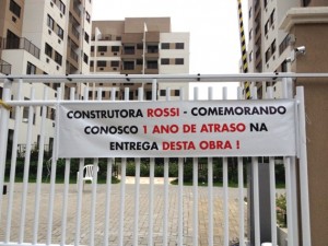 Compradores manifestam em Niterói contra construtora que não entrega apartamentos