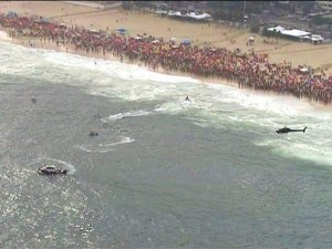 Equipes de socorro do Corpo de Bombeiros fazem as buscas ao helicóptero na Praia de Copacabana, neste sábado (29/12) (Foto: Reprodução/TV Globo)