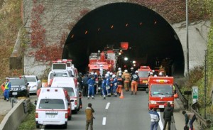 Policiais e bombeiros se concentram no túnel de Sasago neste domingo (2) (Foto: AP)