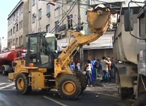 Operação de emergência retira toneladas de Lixo de Caxias