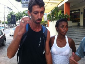 Os pais da menina Adrielly deixam a 23ª DP após prestarem depoimento (Foto: Janaína Carvalho/G1)
