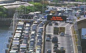 Motoristas encontram trânsito lento para voltar ao Rio depois do feriado de Natal