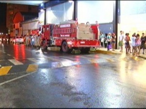 Defesa Civil de Resende libera shopping após desabamento de paredes