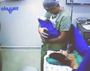 Rodrigo Faro segura a filha Helena logo após o nascimento
