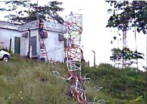 A torre de uma emissora de rádio de Itaperuna foi totalmente destruída com a força dos ventos" title="A torre de uma emissora de rádio de Itaperuna foi totalmente destruída com a força dos ventos