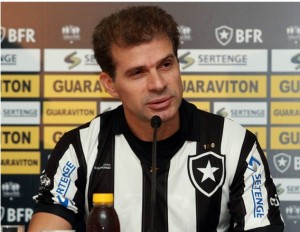 Túlio Maravilha marca dois sobre o Rio Branco e se aproxima do gol 1000