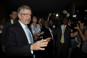 O presidente da Câmara, Marco Maia, fala com jornalistas após reunião de líderes partidários no gabinete do presidente do Senado, José Sarney